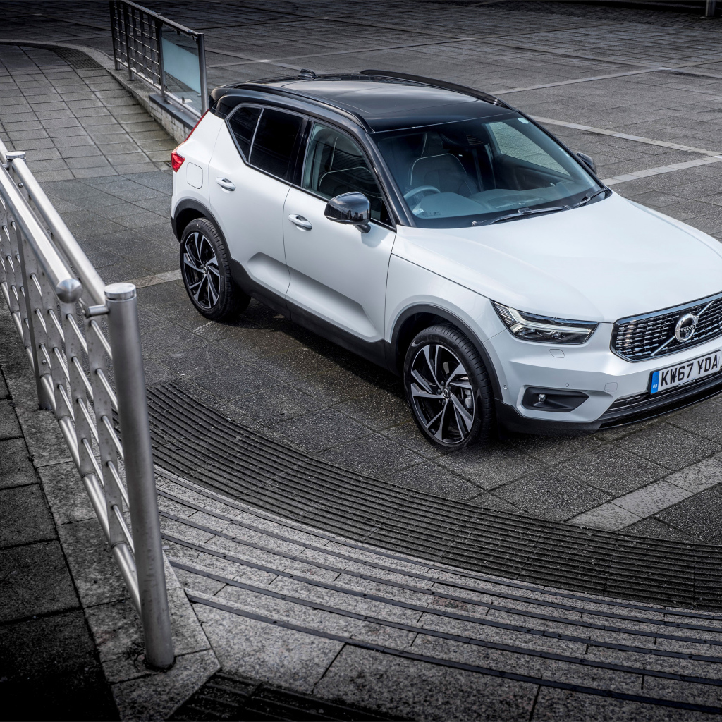 Белый автомобиль Volvo V60 у ступенек 