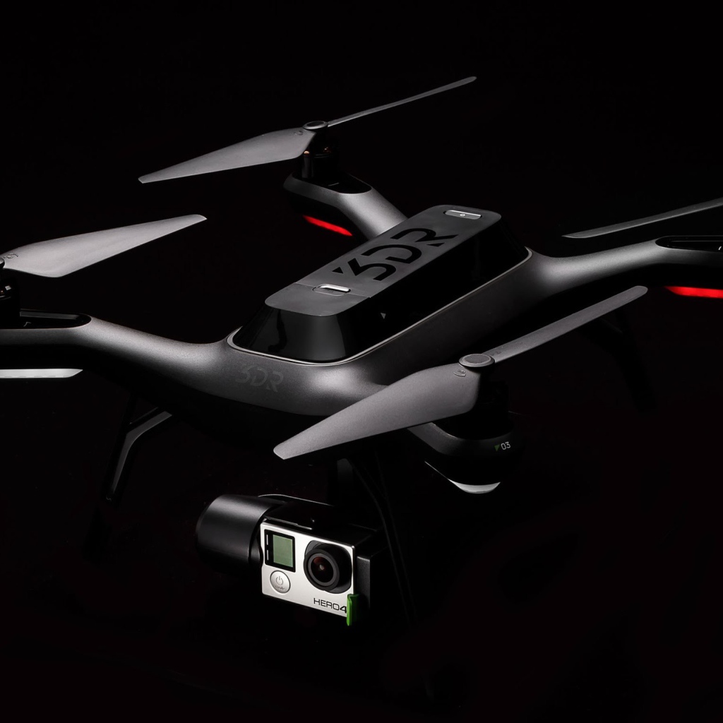 Квадрокоптер 3DR Solo на черном фоне