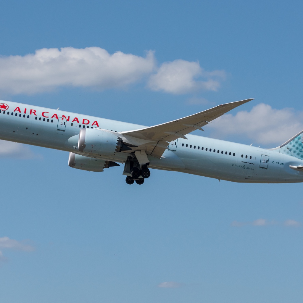 Большой пассажирский самолет Boeing 787-9 авиакомпании Air Canada в небе