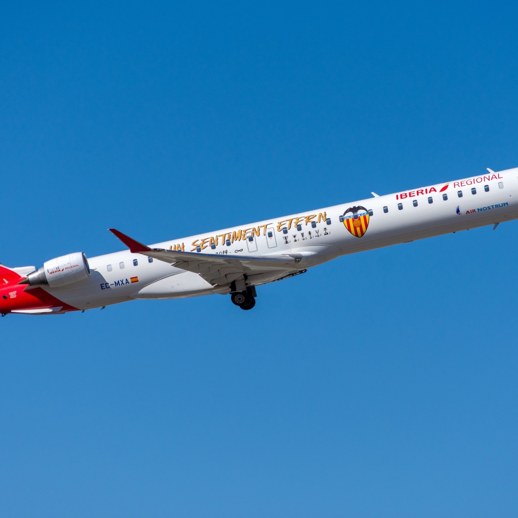 Самолет Bombardier CRJ-1000 авиакомпании Air Nostrum на фоне голубого неба