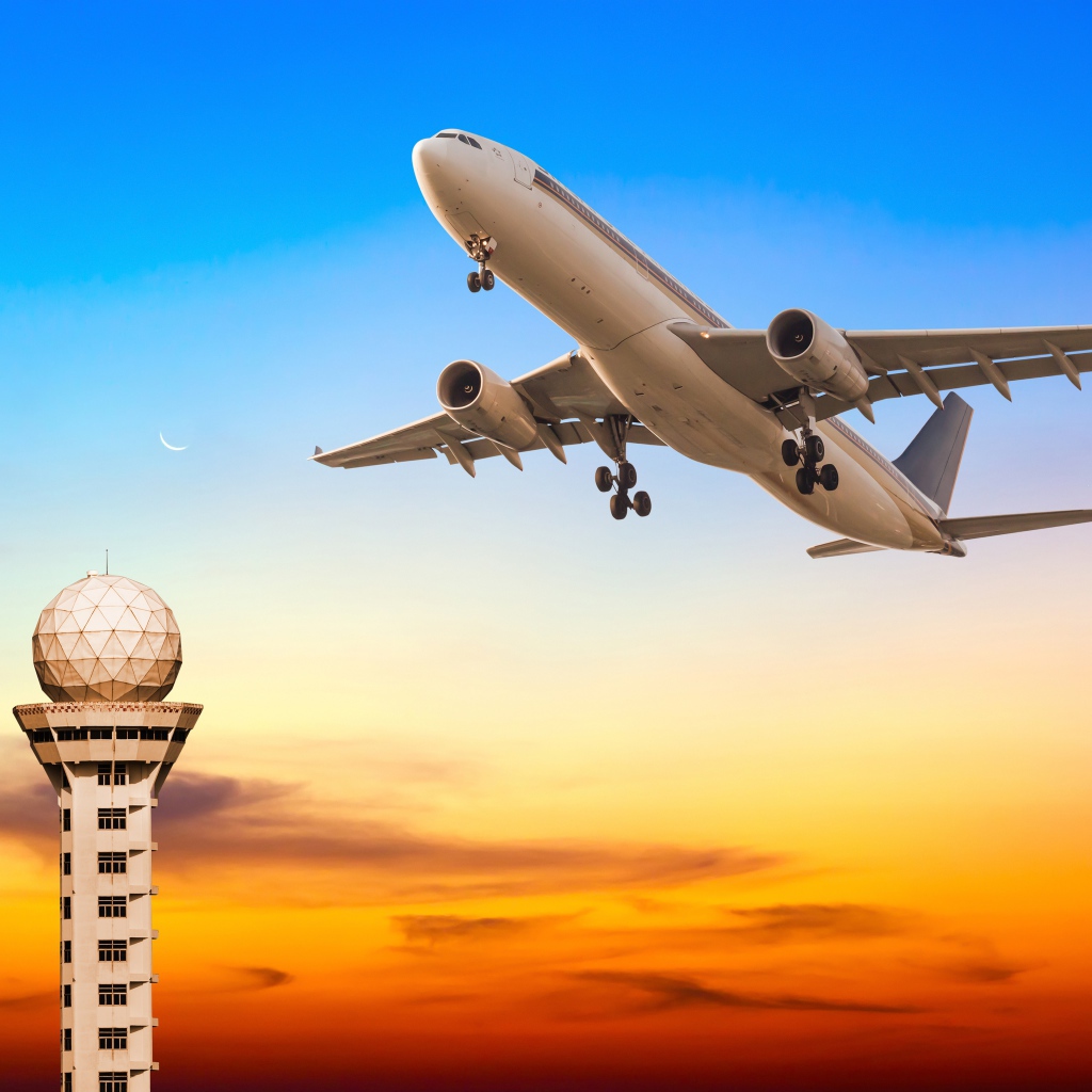 Самолет в небе над телебашней