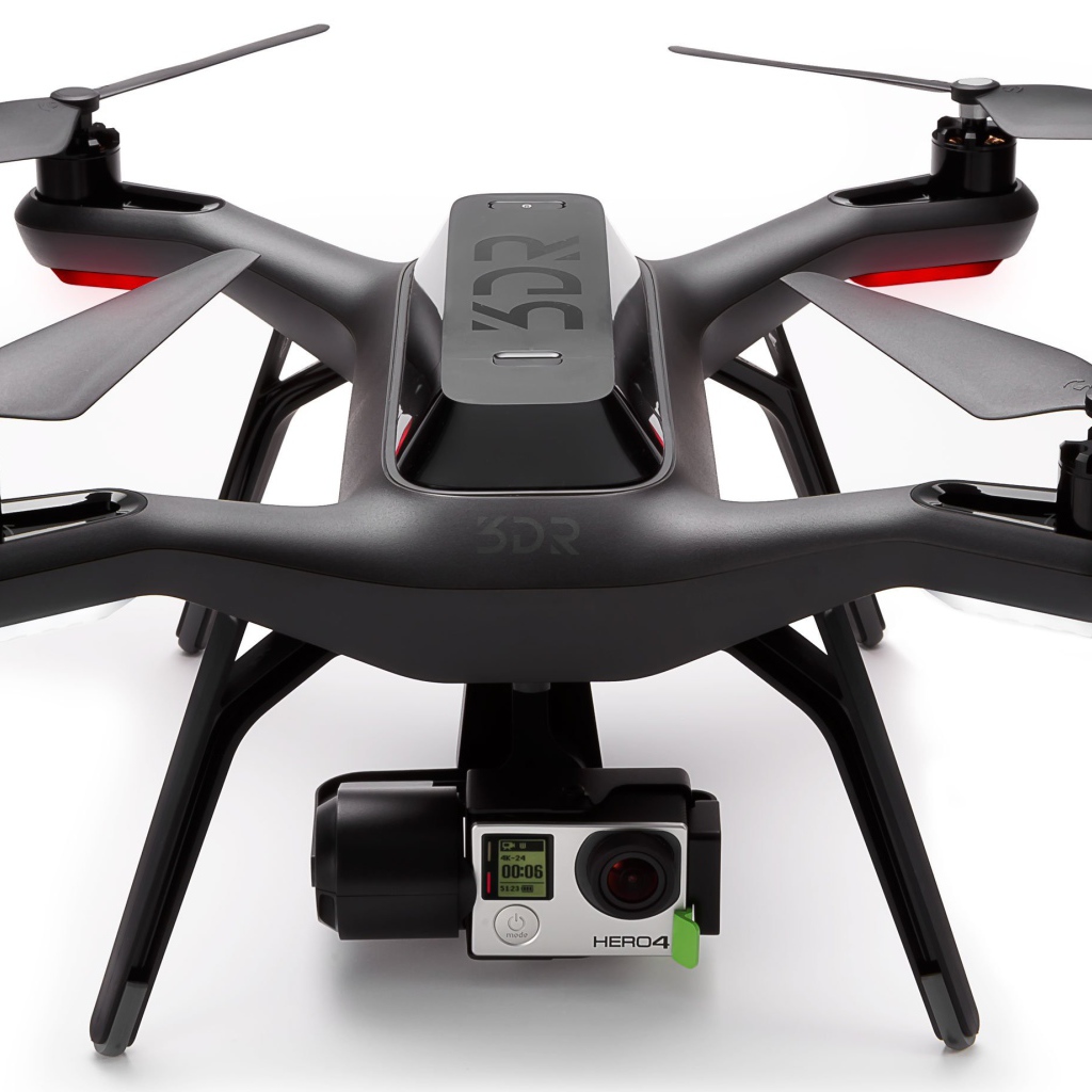 Черный квадрокоптер 3DR Solo на белом фоне