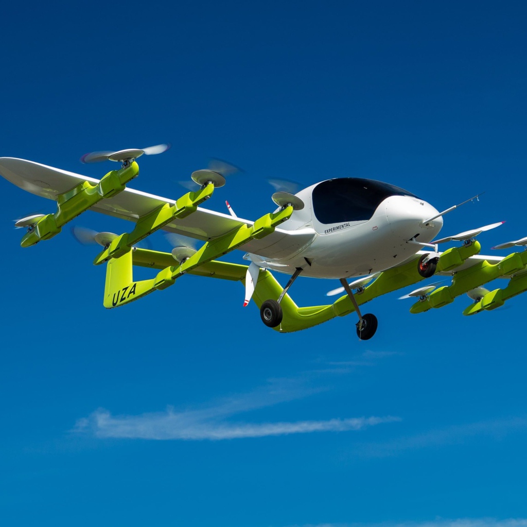 Электронный летательный дрон  Kitty Hawk Cora в небе