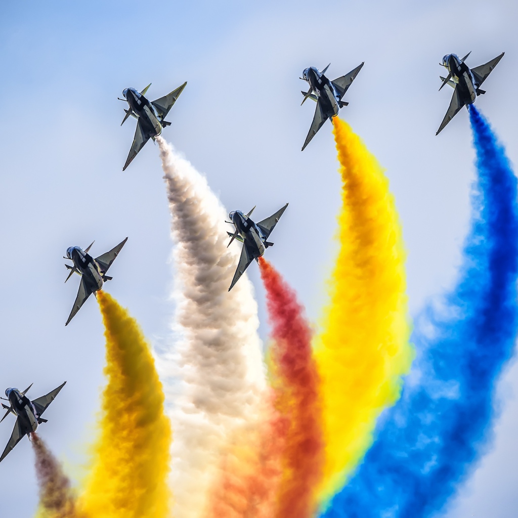 Истребители с разноцветным дымом в небе