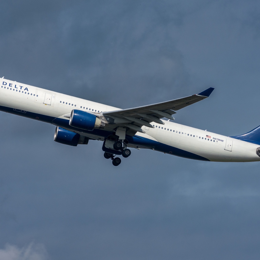 Большой пассажирский Airbus авиакомпании  Delta Air Lines