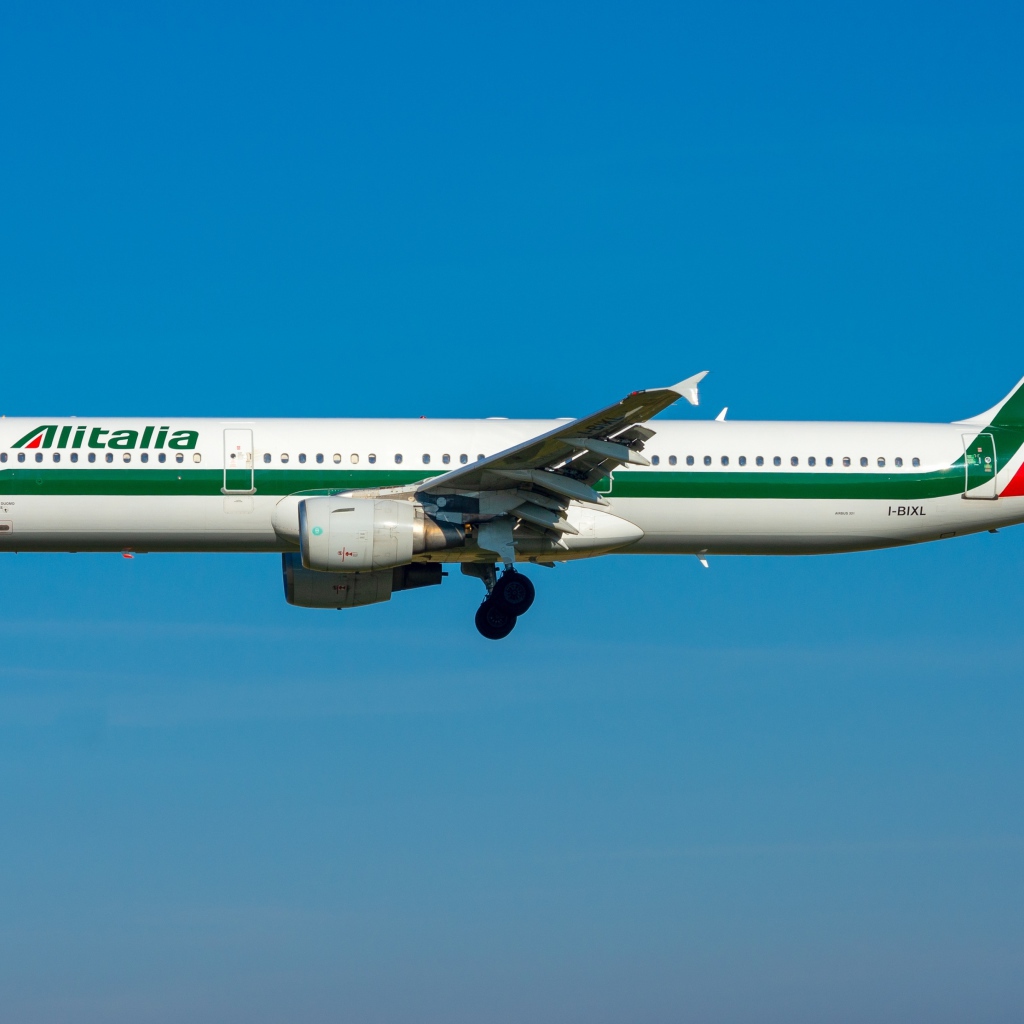 Пассажирский Airbus A321-100 в голубом небе 