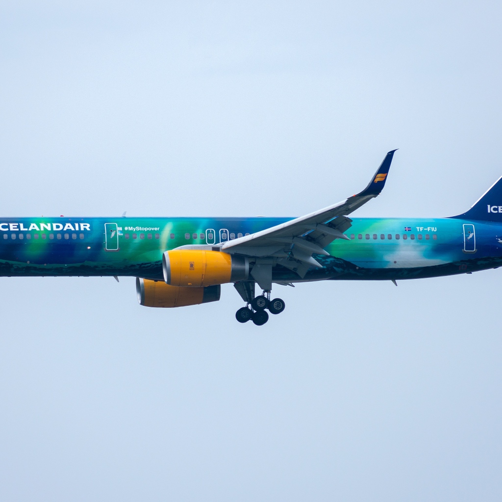 Пассажирский Boeing 757-200W  авиакомпании Icelandair в небе