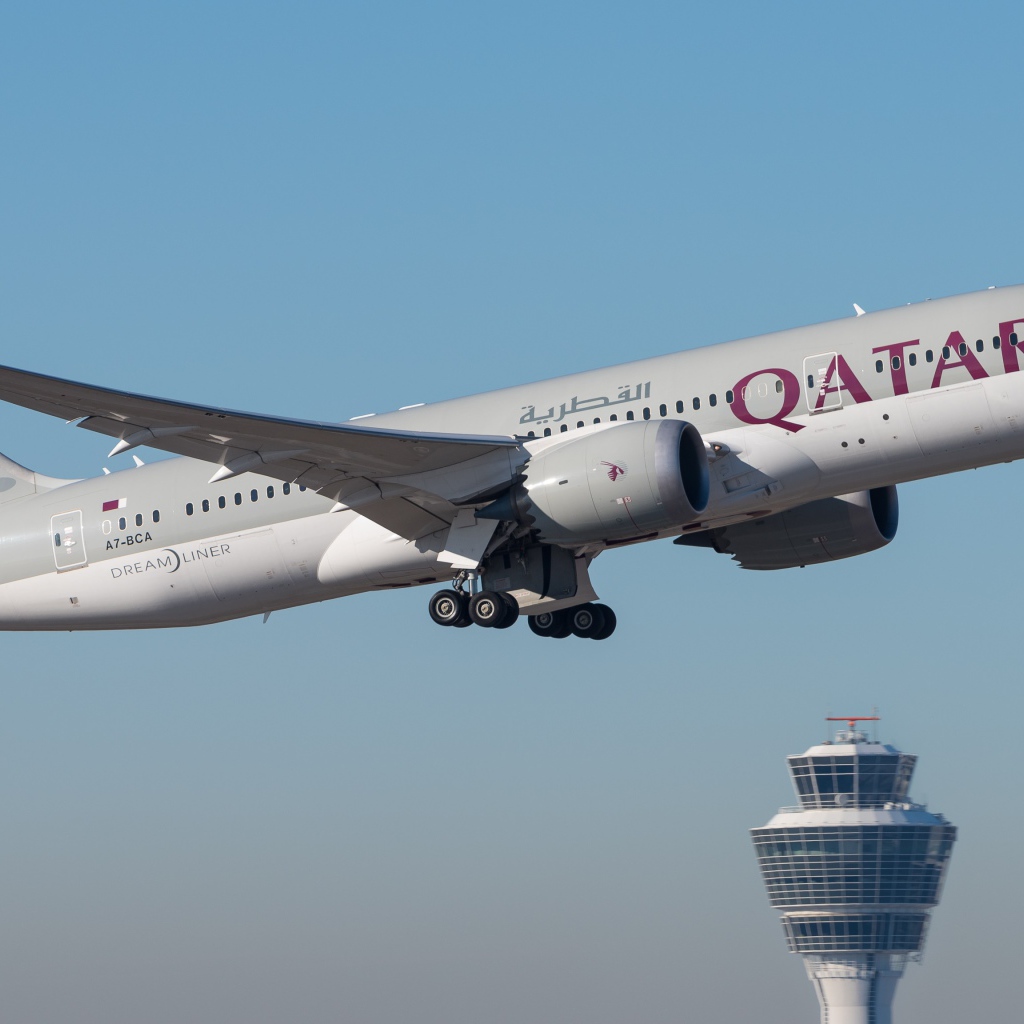 Аэробус авиакомпании Qatar летит в небе