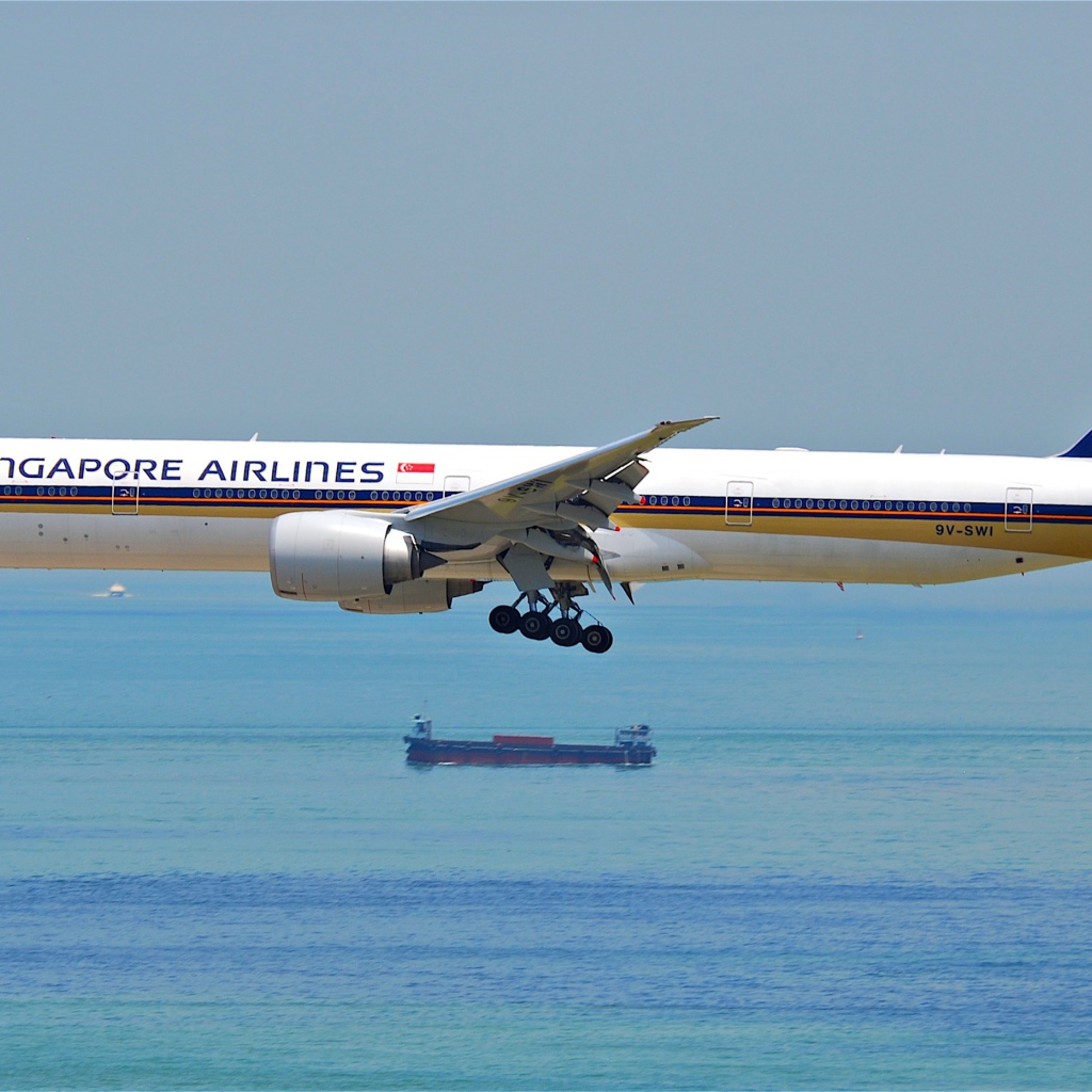 Аэробус авиакомпании Singapore Airlines летит над морем