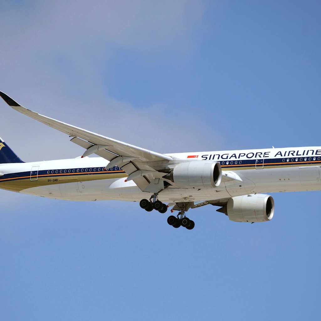 Самолет Singapore Airlines в голубом небе