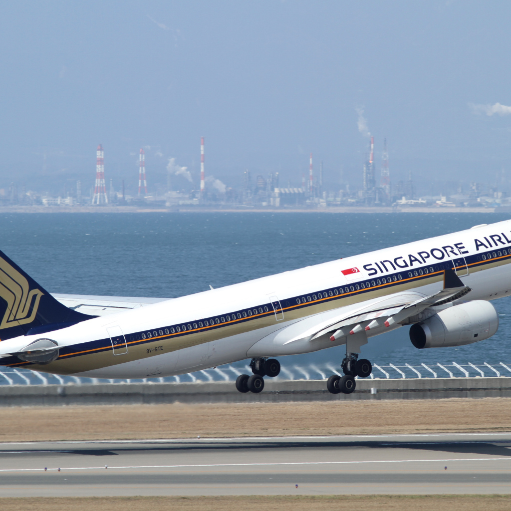 Самолет авиакомпании Singapore Airlines на взлете