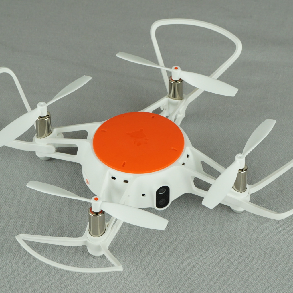 Квадрокоптер Xiaomi MiTu Minidrone 720P на сером фоне