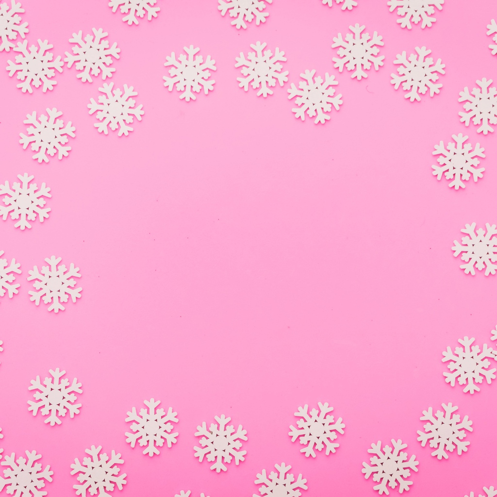 Много белых снежинок на розовом фоне