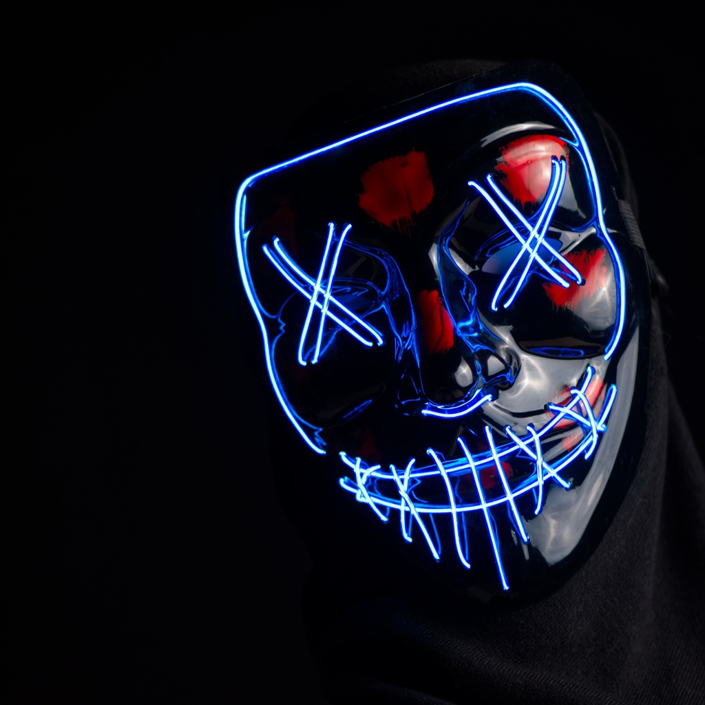 Неоновая маска анонимуса на черном фоне