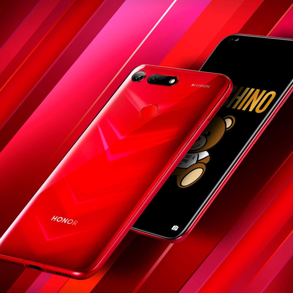 Стильный тонкий смартфон Honor View 20 на красном фоне