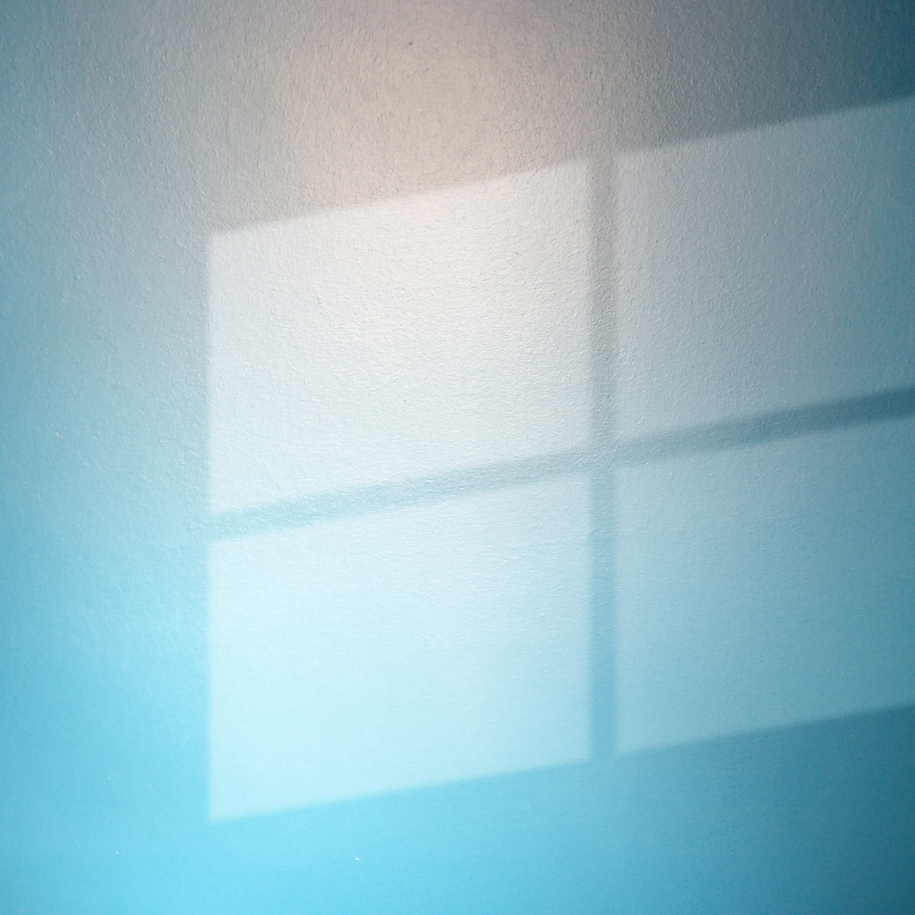 Окно операционной системы на голубом фоне