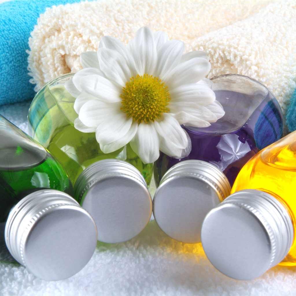 Ароматические масла с полотенцами и цветком