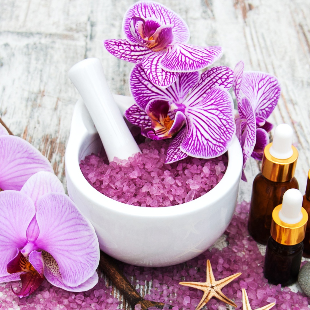 Ароматная соль, цветы орхидеи и ароматическое масло 