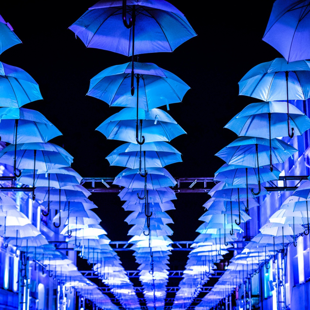 Аллея с голубыми зонтиками с подсветкой