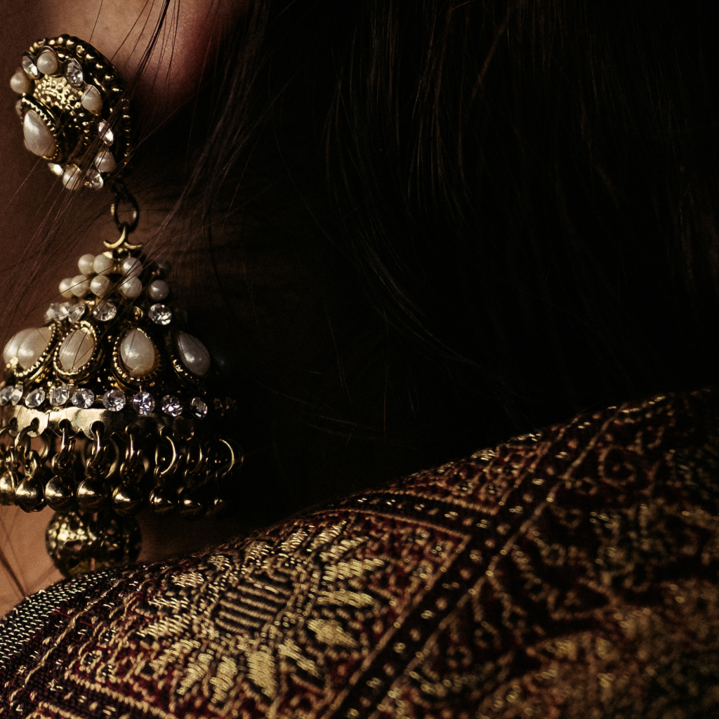 Красивая сережка с камнями в ухе