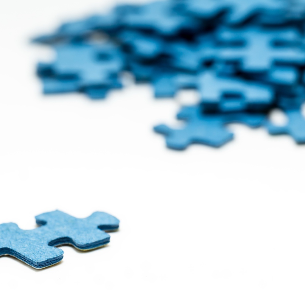 Синий пазл на белом фоне