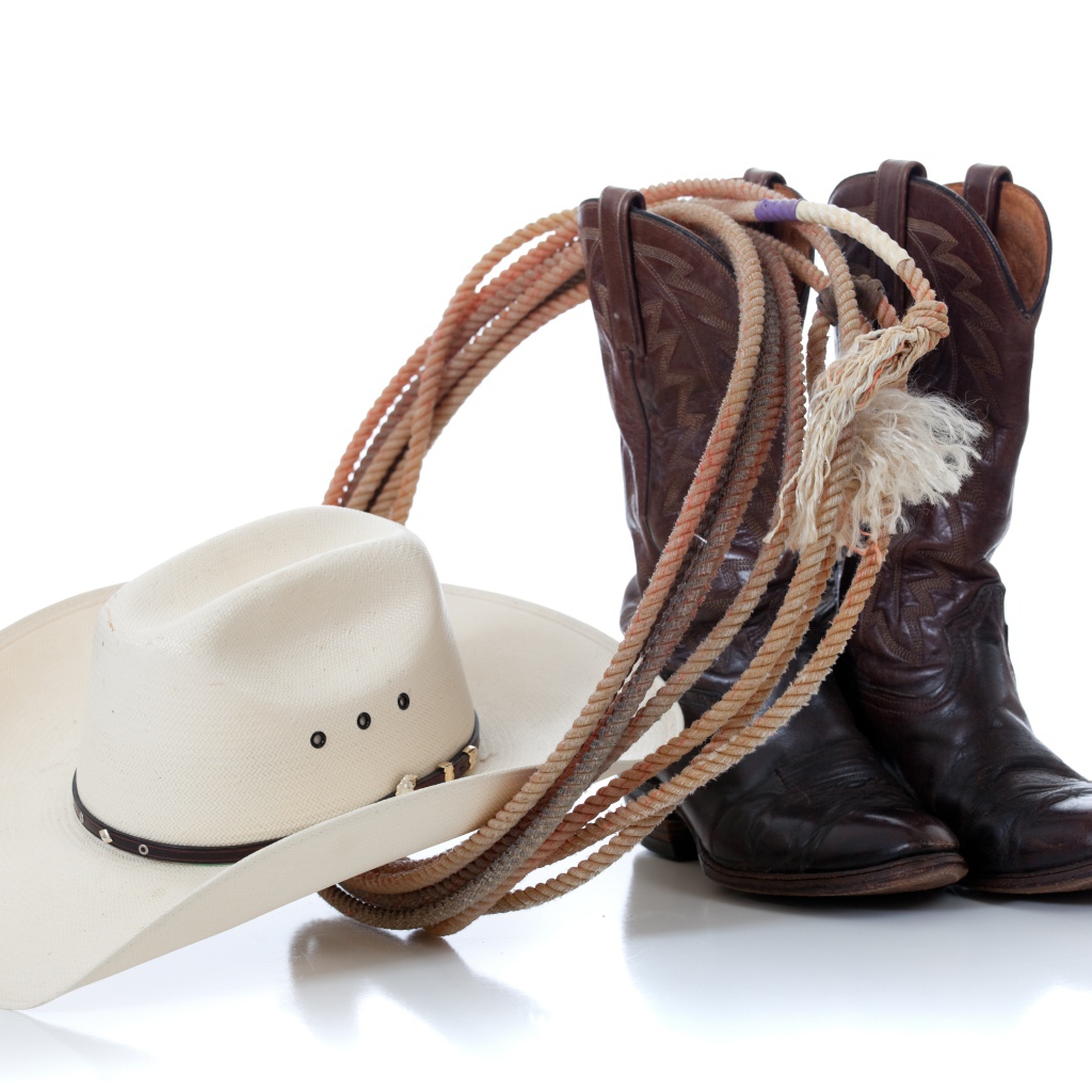Сапоги, ковбойская шляпа и лассо на белом фоне