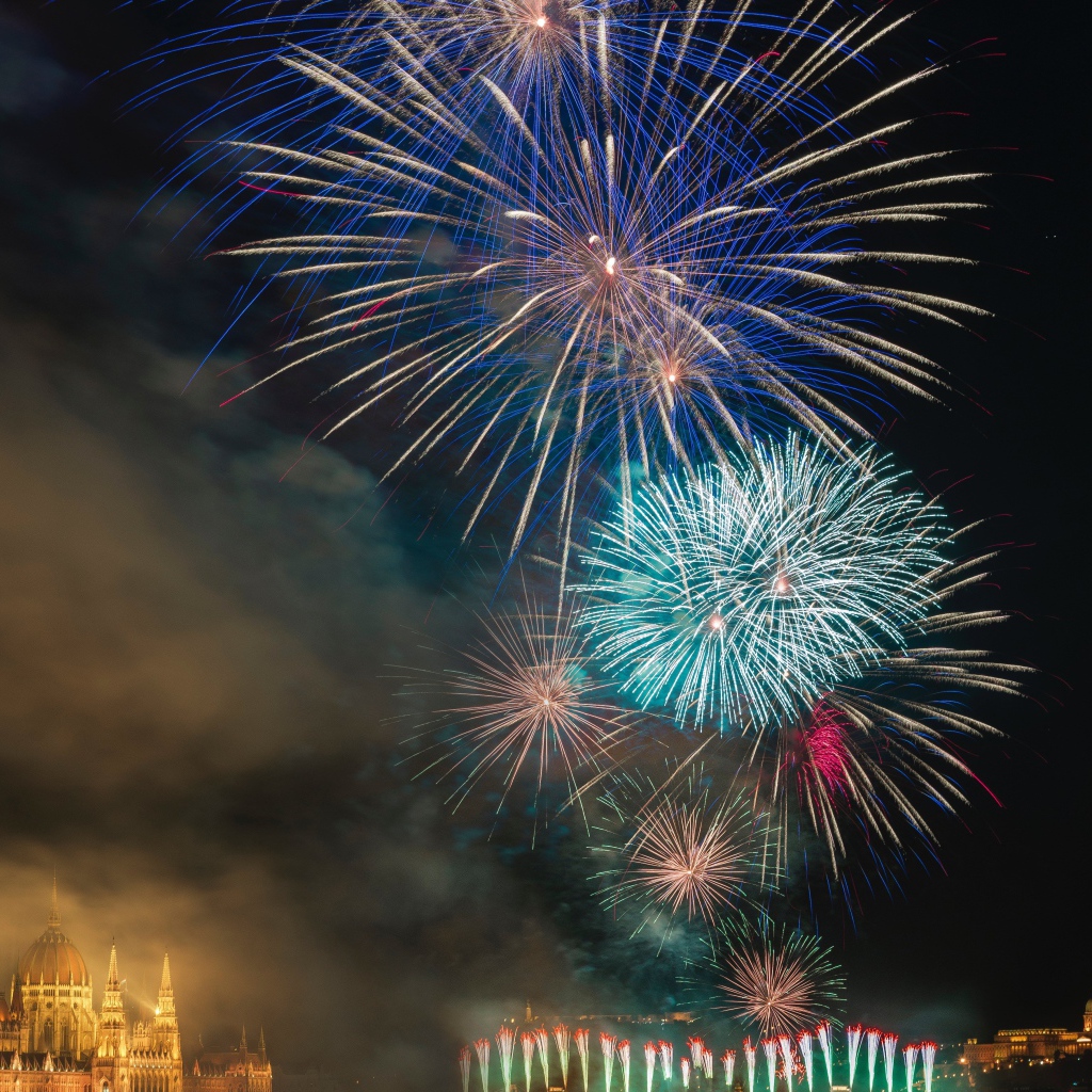 Яркий разноцветный праздничный салют в небе