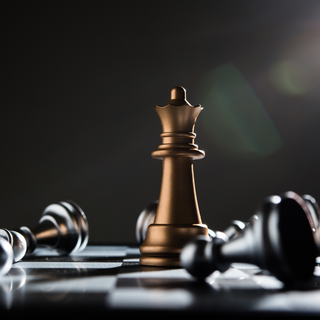 Шахматная королева на доске с пешками 