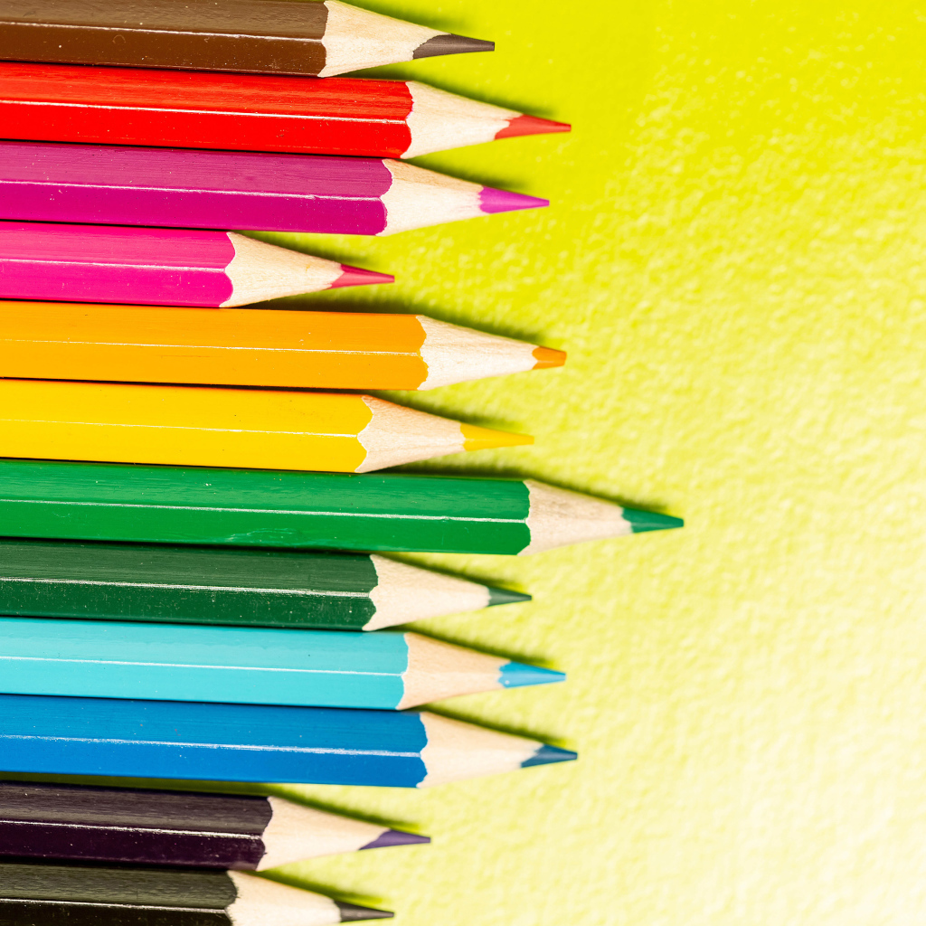 Разноцветные карандаши для рисования лежат на столе