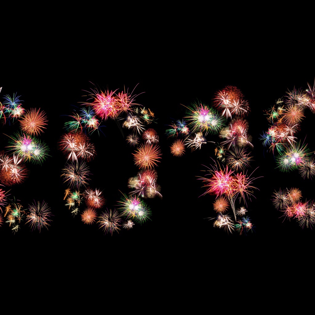 Цифры 2019 из салюта на черном фоне