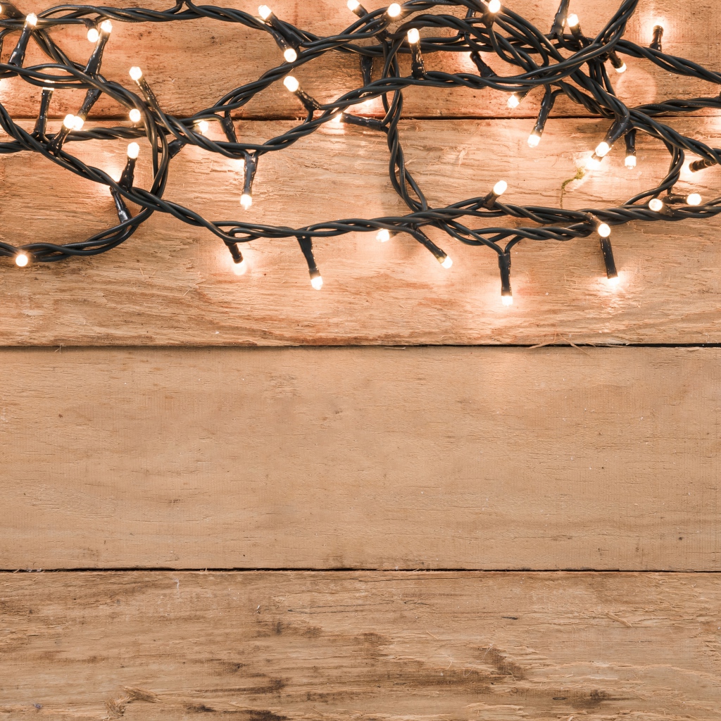 Гирлянда на деревянном фоне