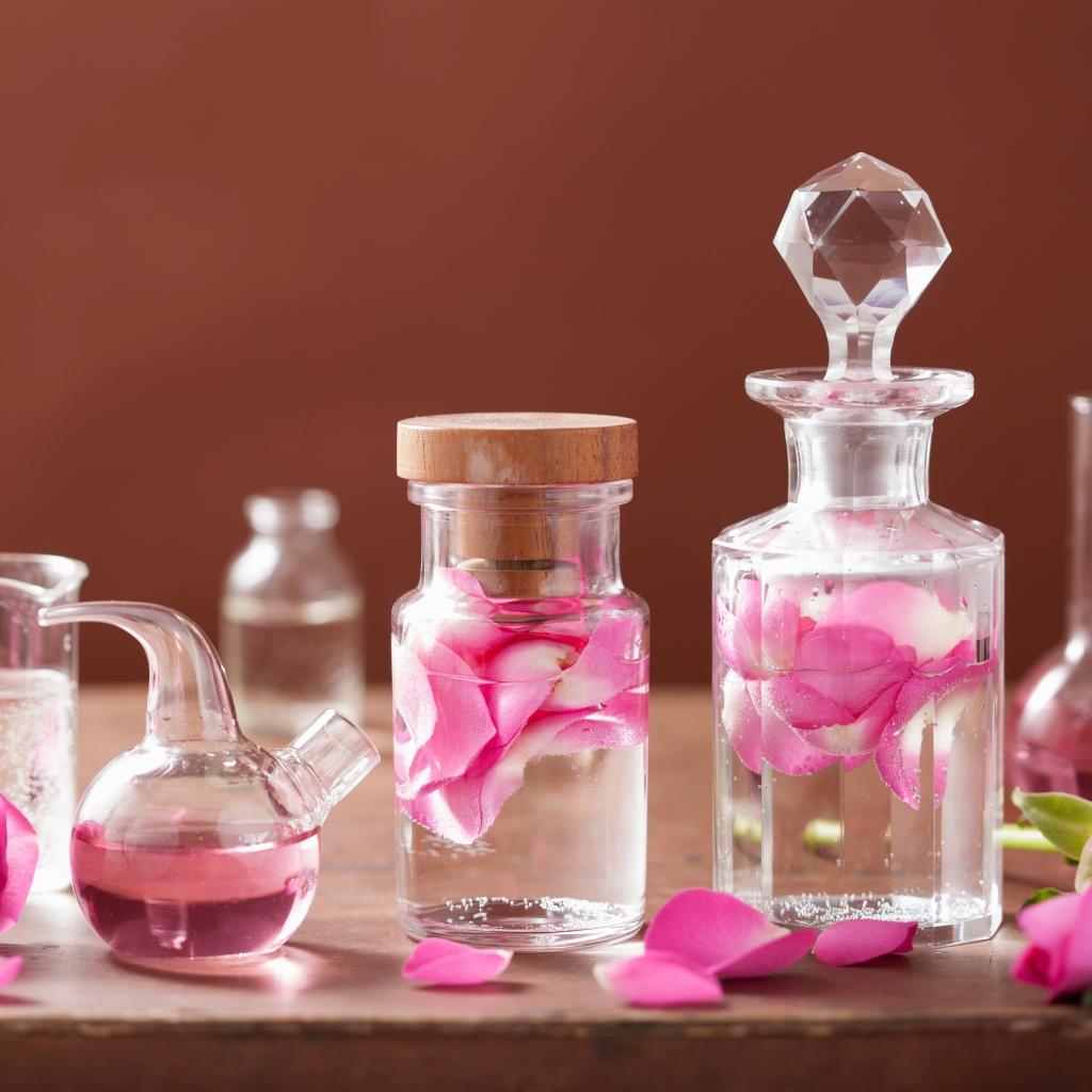 Стеклянные флаконы с ароматной водой с лепестками розы