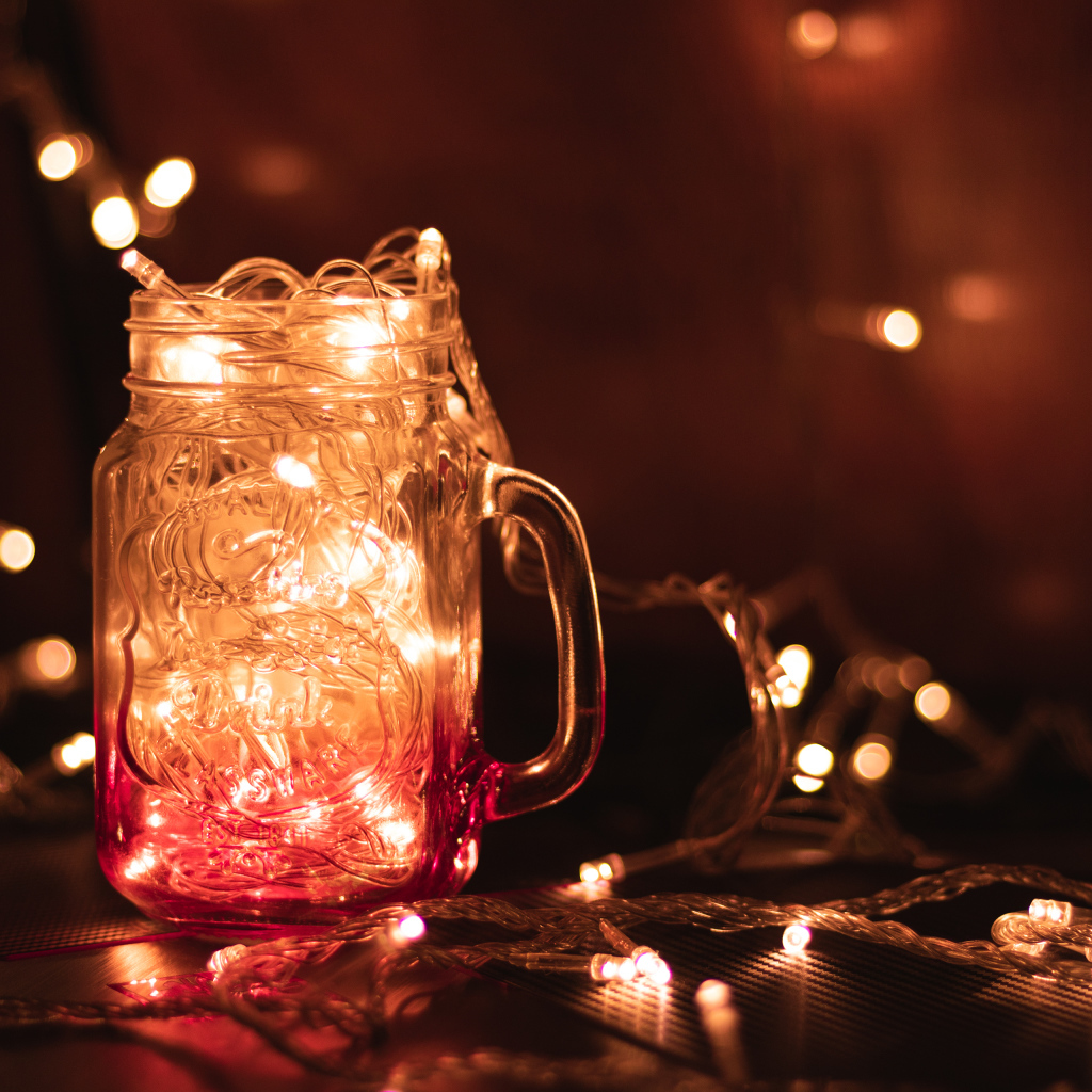 Включенная гирлянда в стеклянном кувшине