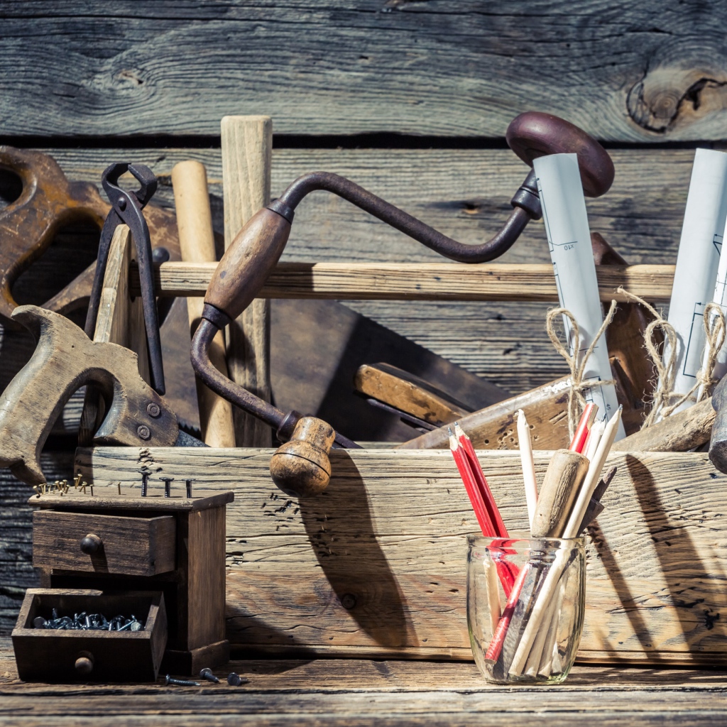 Столярные инструменты в ящике на столе