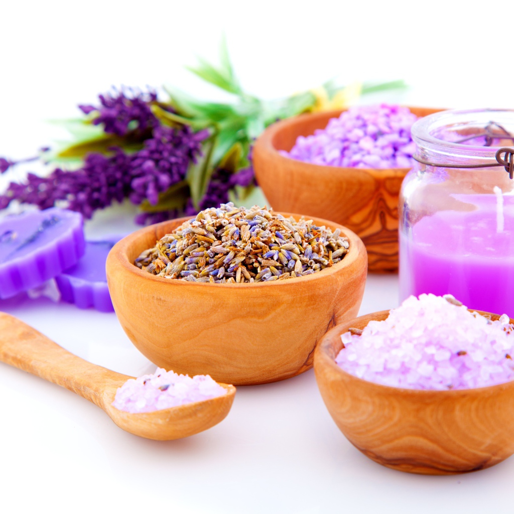 Лаванда на белом фоне с солью 