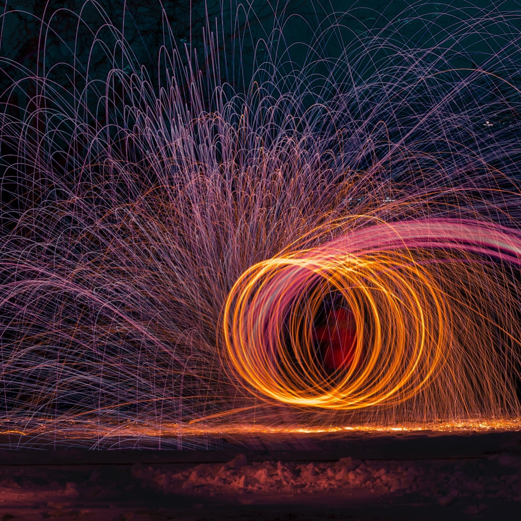 Разноцветные искры яркого фейерверка зимой 