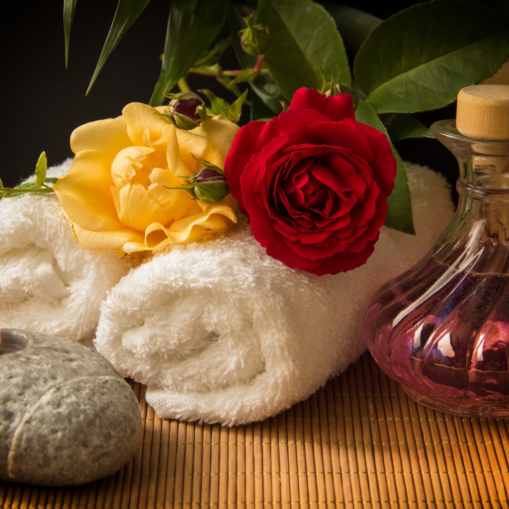 Розы, банные полотенца, свеча и ароматное масло 
