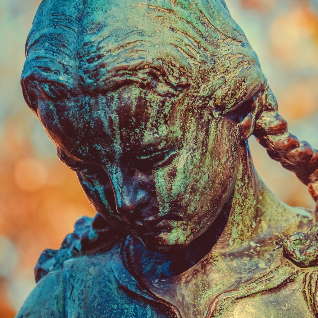 Скульптура бронзовой девочка крупным планом