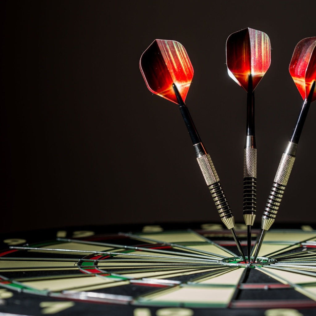 Острые дротики в круглой доске для дартса