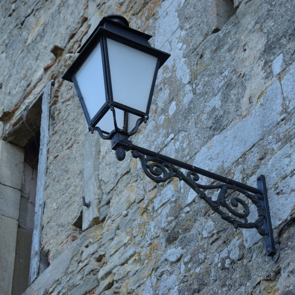 Уличный фонарь на доме
