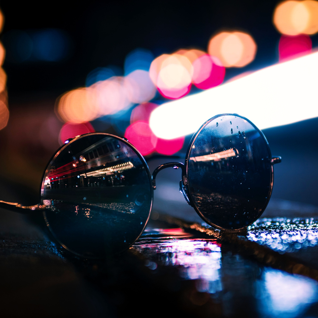 Солнцезащитные очки лежат на мокром асфальте