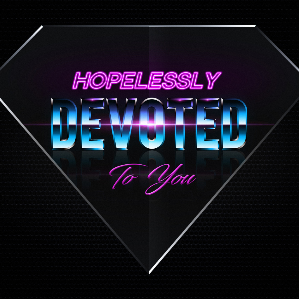 Надпись на английском Devoted to you Hopeless на черном фоне