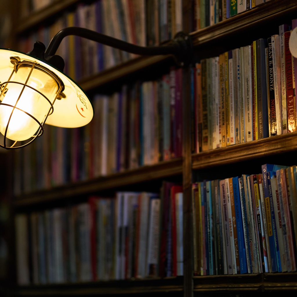 Фонарь с лампой в библиотеке