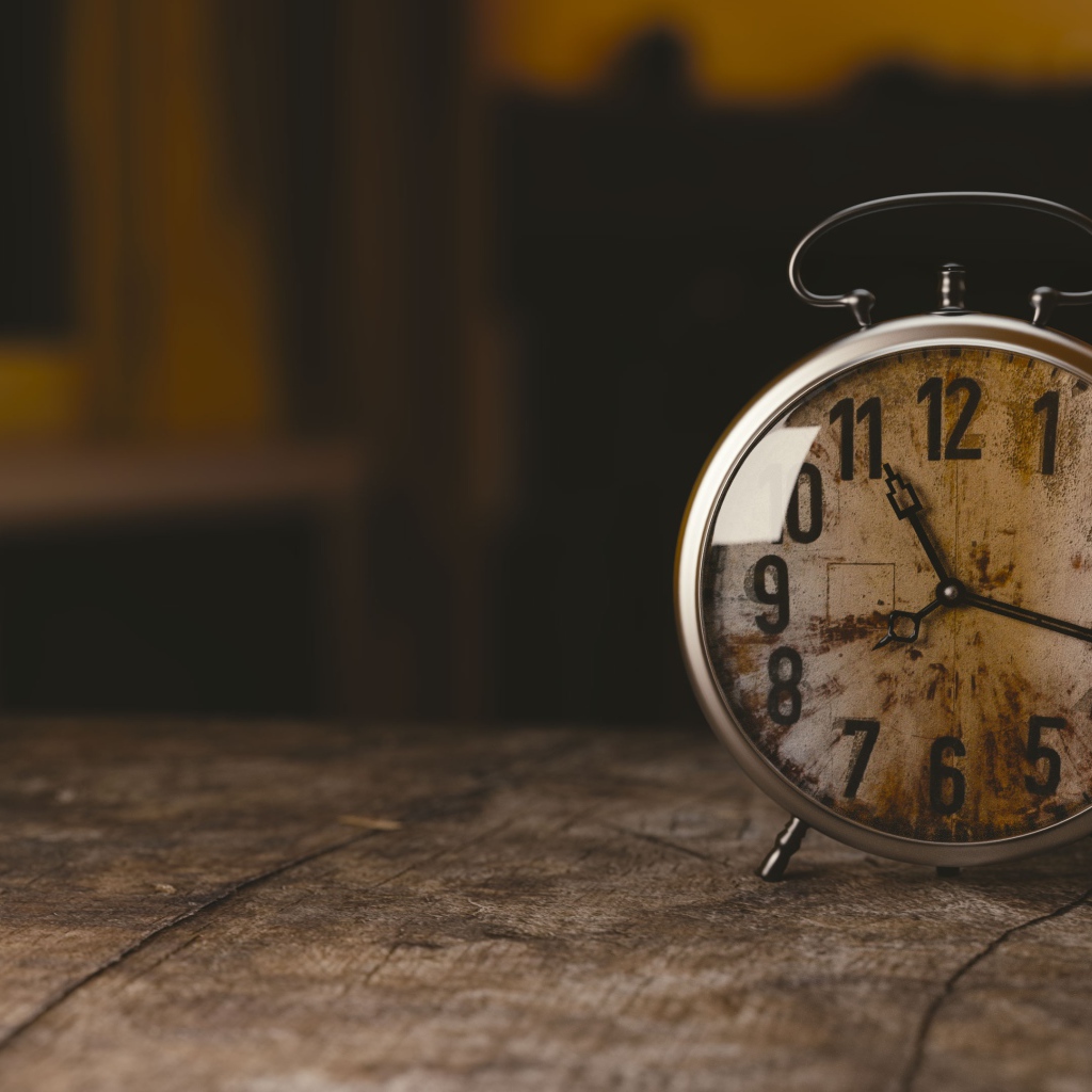 Старые часы стоят на столе в комнате