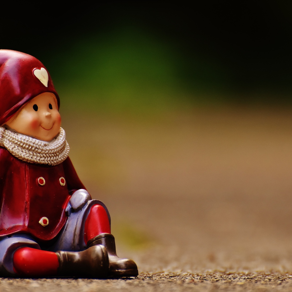 Статуэтка гнома на дороге 