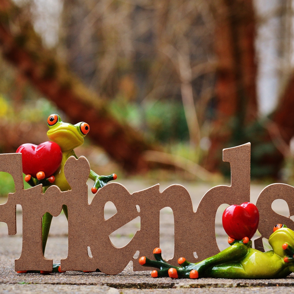 Две статуэтки лягушек с надписью 