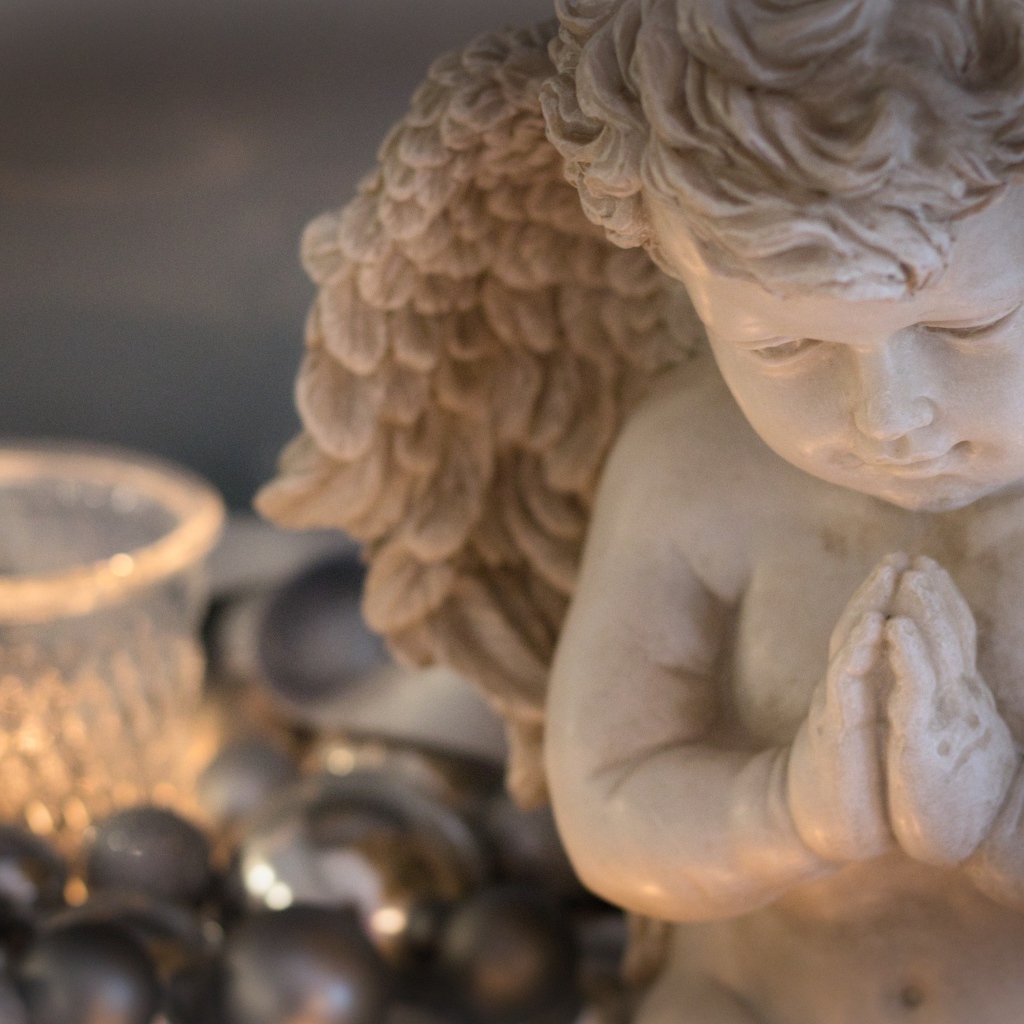 Белая статуэтка ангела крупным планом
