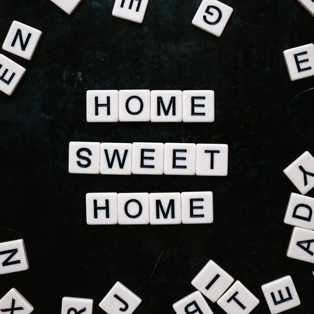 Белые кубики с буквами на черном фоне