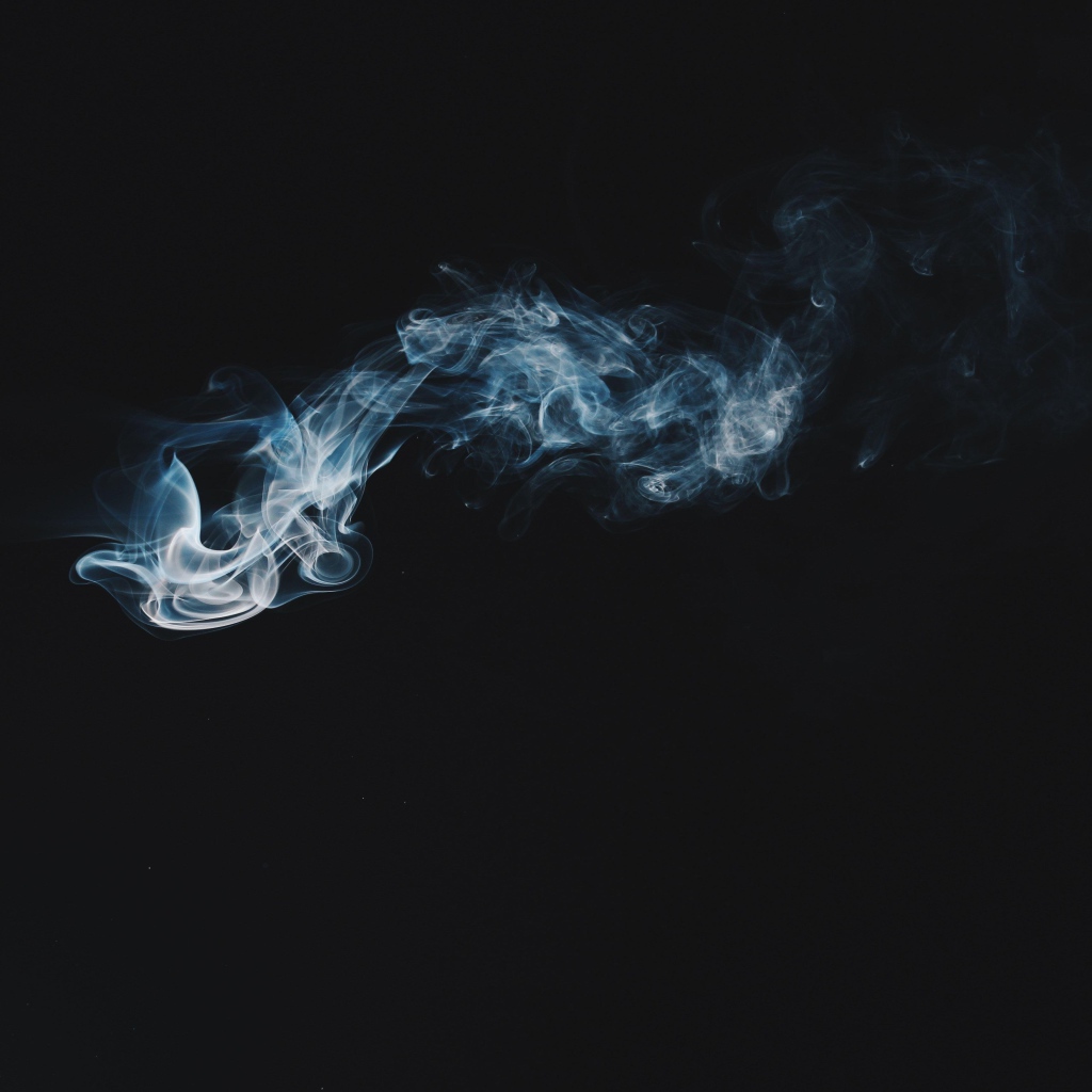 Белый дым на черном фоне 