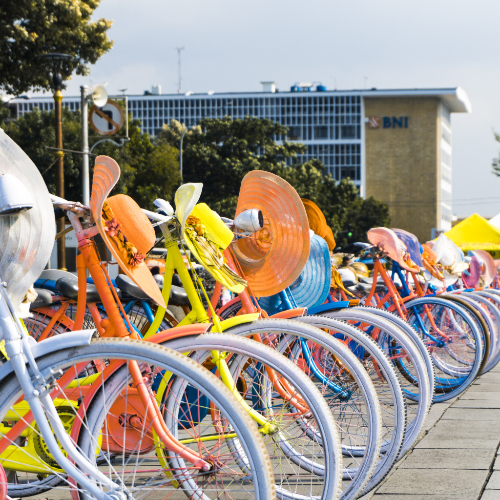 Женские велосипеды со шляпками стоят в ряд 